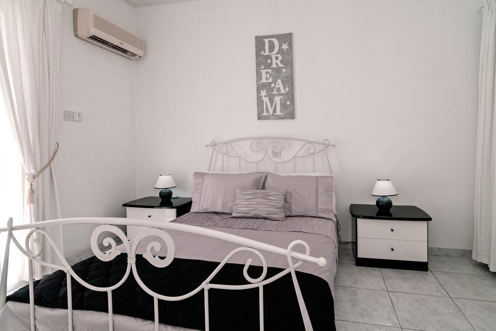 Sue'S Apartment Paphos ภายนอก รูปภาพ