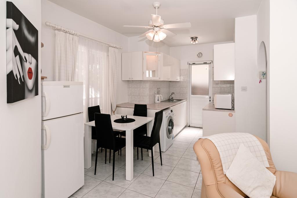 Sue'S Apartment Paphos ภายนอก รูปภาพ